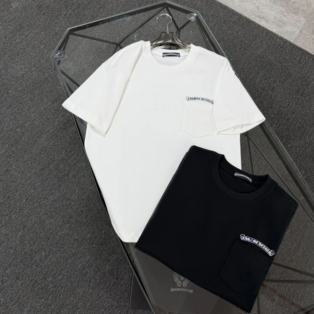 P180 Chrome Hearts Chrome Hearts 25 high-end versions. The fabric is made of 300 grams of high-density pure cotton. It does not deform or shrink. It has three labels. It is the same style for men and women. Technology: suede foaming + digital printing. Color: white, black. SIZE: S-XL.